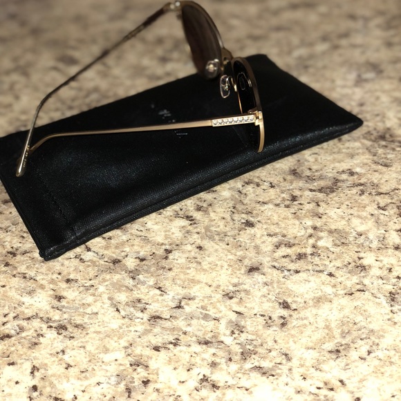 Vera Wang Phaenna sunglasses matte gold. - Picture 3 of 4